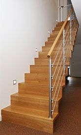 AUFGESATTELTE WANGENTREPPE